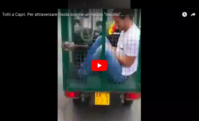 YOUTUBE Francesco Totti attraversa Capri nel carrellino. Il tifoso del Napoli: "Sei un grande"