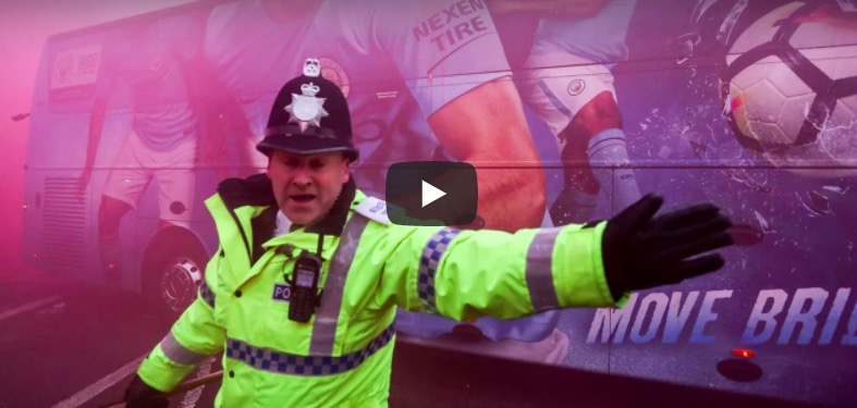 YOUTUBE Pullman del Manchester City messo ko da bottiglie e razzi lanciati dai tifosi del Liverpool