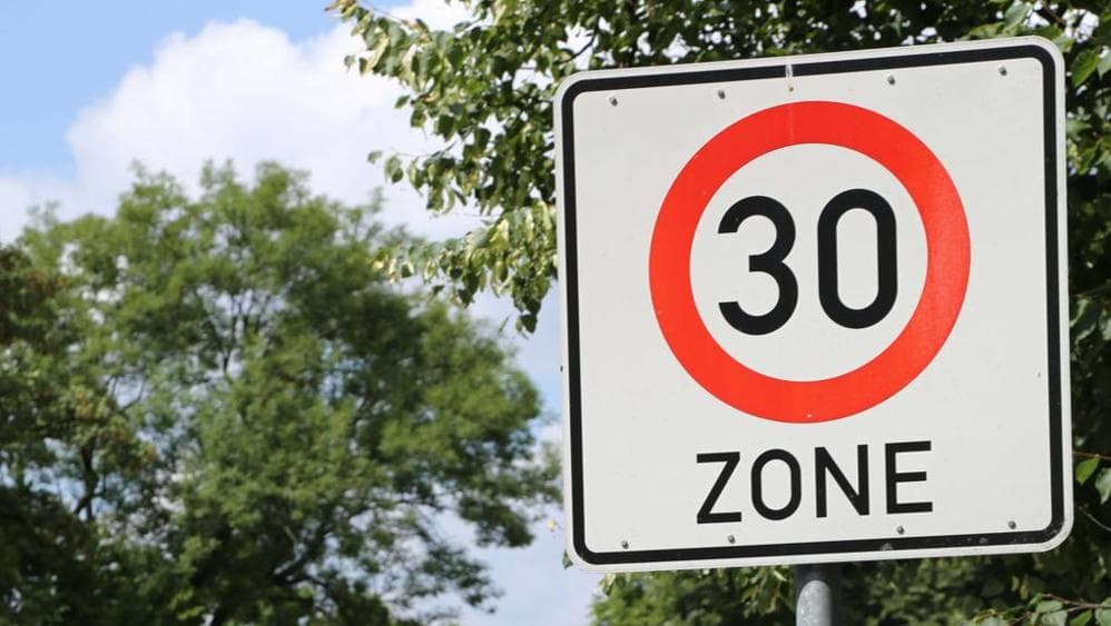 Roma, limite 30 all'ora in città: si comincia questa estate dal rione Monti