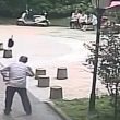 Cina, colpito da una padella in strada 17 punti di sutura in testa