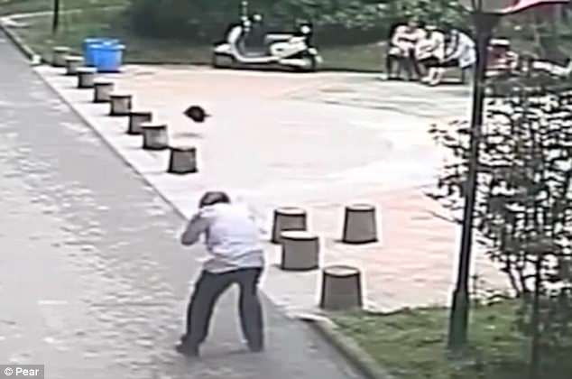 Cina, colpito da una padella in strada 17 punti di sutura