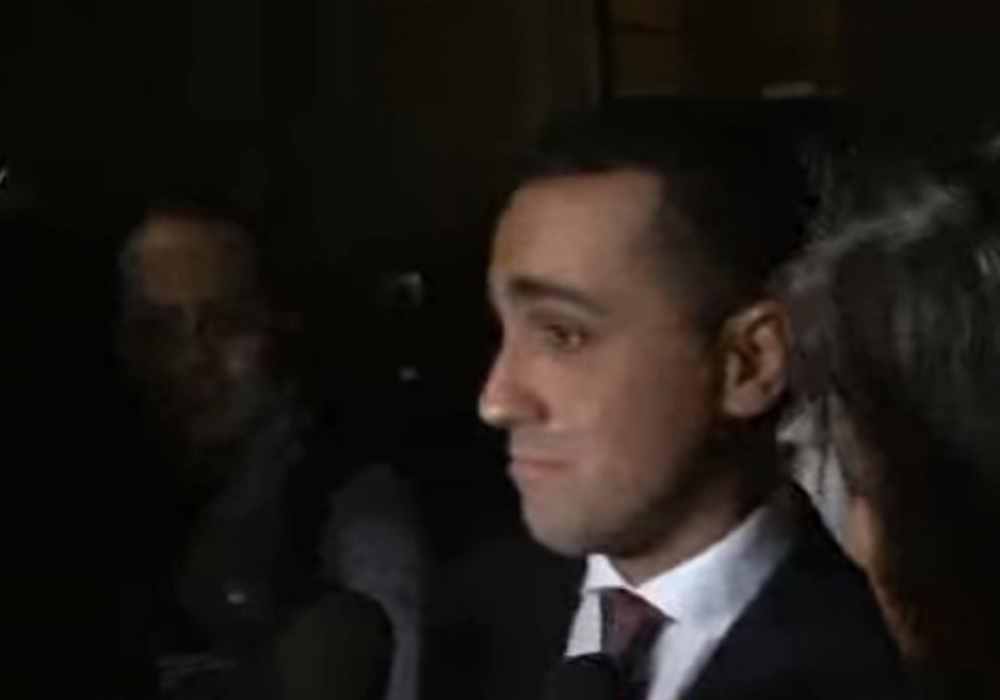 Luigi Di Maio parla con i giornalisti