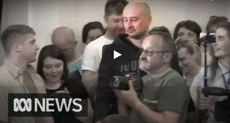YOUTUBE Arkady Babchenko, il giornalista "ucciso a Kiev", è vivo. La sorpresa in conferenza stampa
