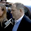 Harvey Weinstein si consegna