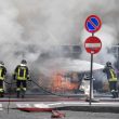 Un autobus di linea in fiamme in via del Tritone