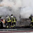 Un autobus di linea in fiamme in via del Tritone