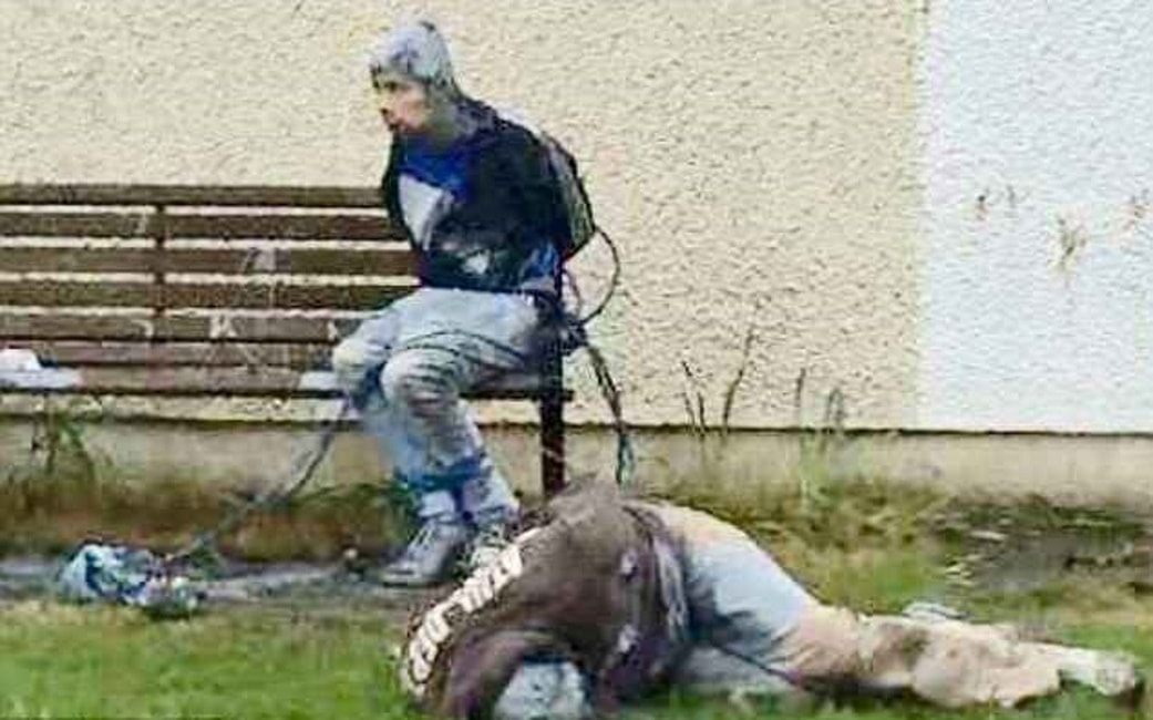 Irlanda, pedofili assaliti dalla folla e legati alla panchina