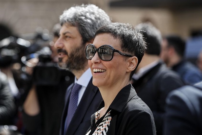 Colf in nero, Yvonne De Rosa (compagna Roberto Fico): "Verità cercate per terra dai maiali"