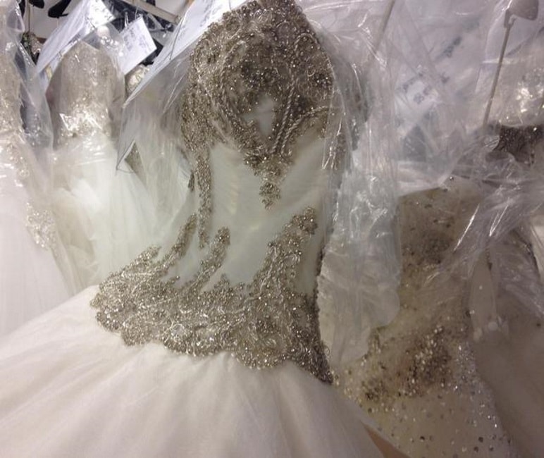 Carmen D'Agostino prende i voti da suora a Barletta vestita da sposa