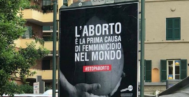 "Aborto prima causa di femminicidio". Parla l'autore dei manifesti: "Una donna che abortisce è omicida"