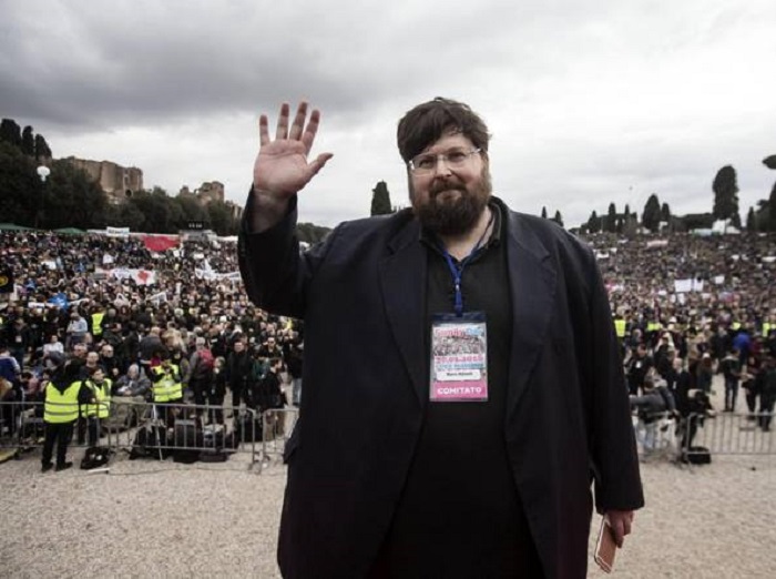 Mario Adinolfi: "La lobby gay è il vero problema della Chiesa, non la pedofilia"