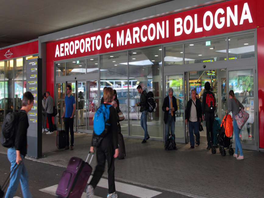 Bologna, parto in aeroporto: rotte le acque poco prima di imbarcarsi