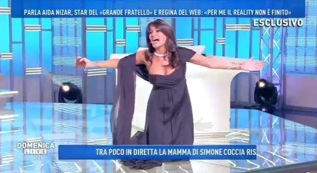 Aida Nizar a Domenica Live. Abito scende e Barbara D'Urso la riprende