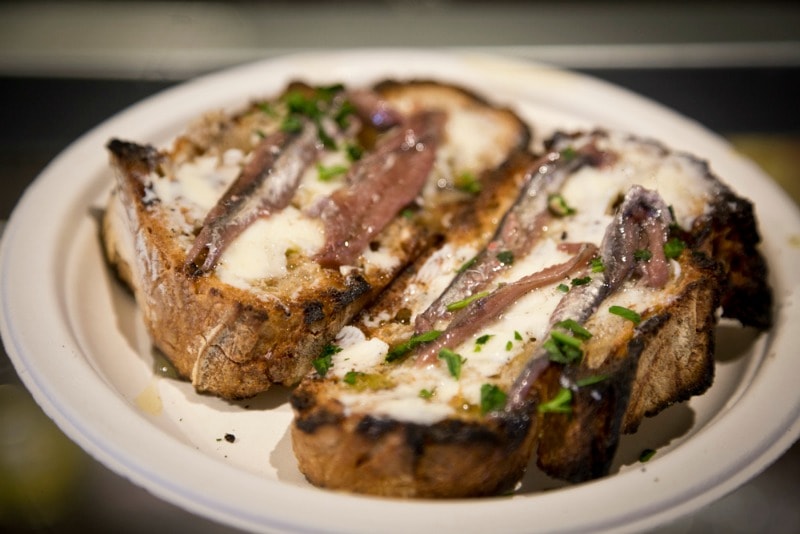 Pesce crudo, mangia bruschette di alici e finisce in ospedale con larva di Anisakis