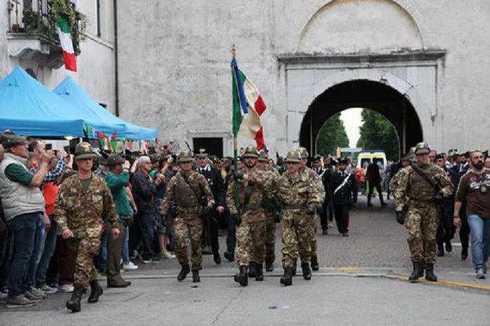 Pinerolo: maresciallo alpini si uccide in caserma con un colpo di pistola alla testa