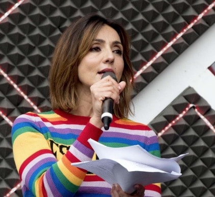 Ambra Angiolini e il maglioncino delle polemiche: "A 14 anni ero complice del berlusconismo. Ora ho distrutto il comunismo"