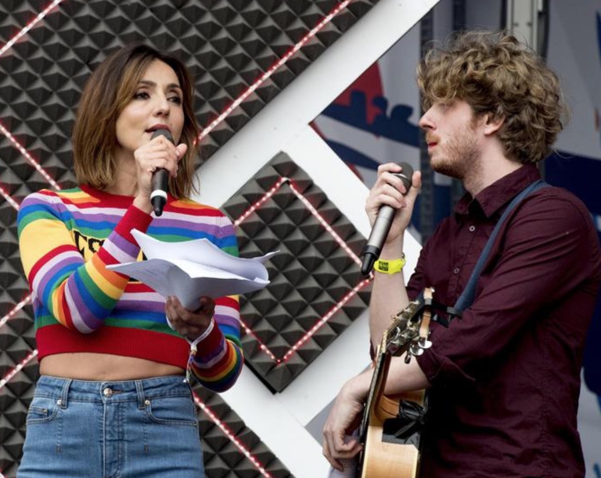 Ambra Angiolini criticata al concertone del primo maggio per il suo golf