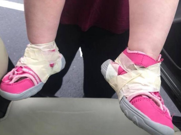 asilo bimba nastro adesivo