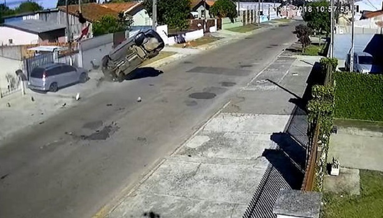 Brasile ruba auto corre