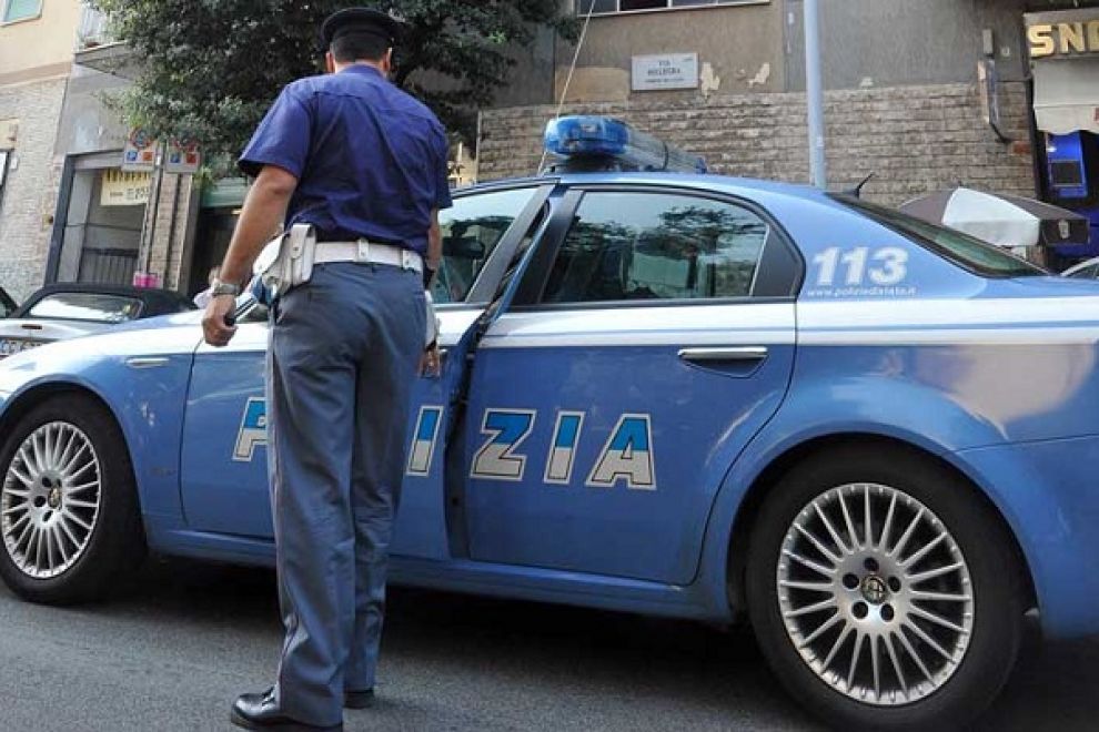 Auto polizia in strada
