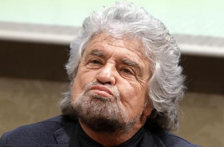 Grillo detta a M5S rabbia sfasciatutto: referendum anti euro, elezioni colpo di Stato alla rovescia... (foto Ansa)