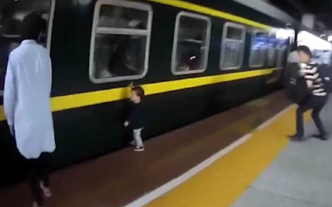 bimba due anni cade sui binari