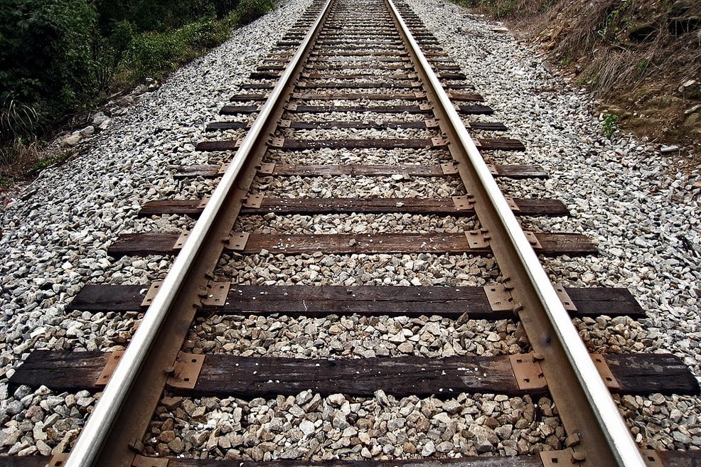 Torrazzo (Biella), uomo si sdraia sui binari e muore travolto dal treno