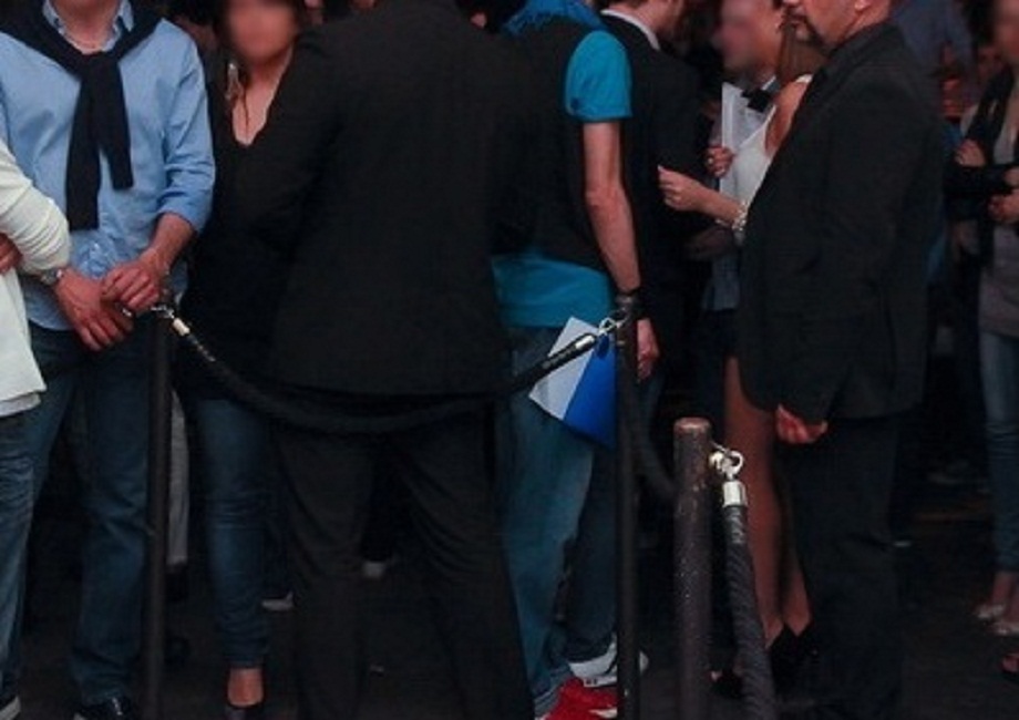 Salerno, buttafuori non lo fanno entrare in discoteca. Lui si lancia in auto sull'ingresso