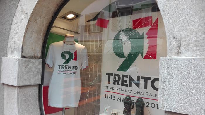 trento sassate negozio alpini