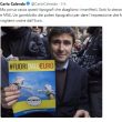 Di Battista con il volantino "fuori dall'euro"