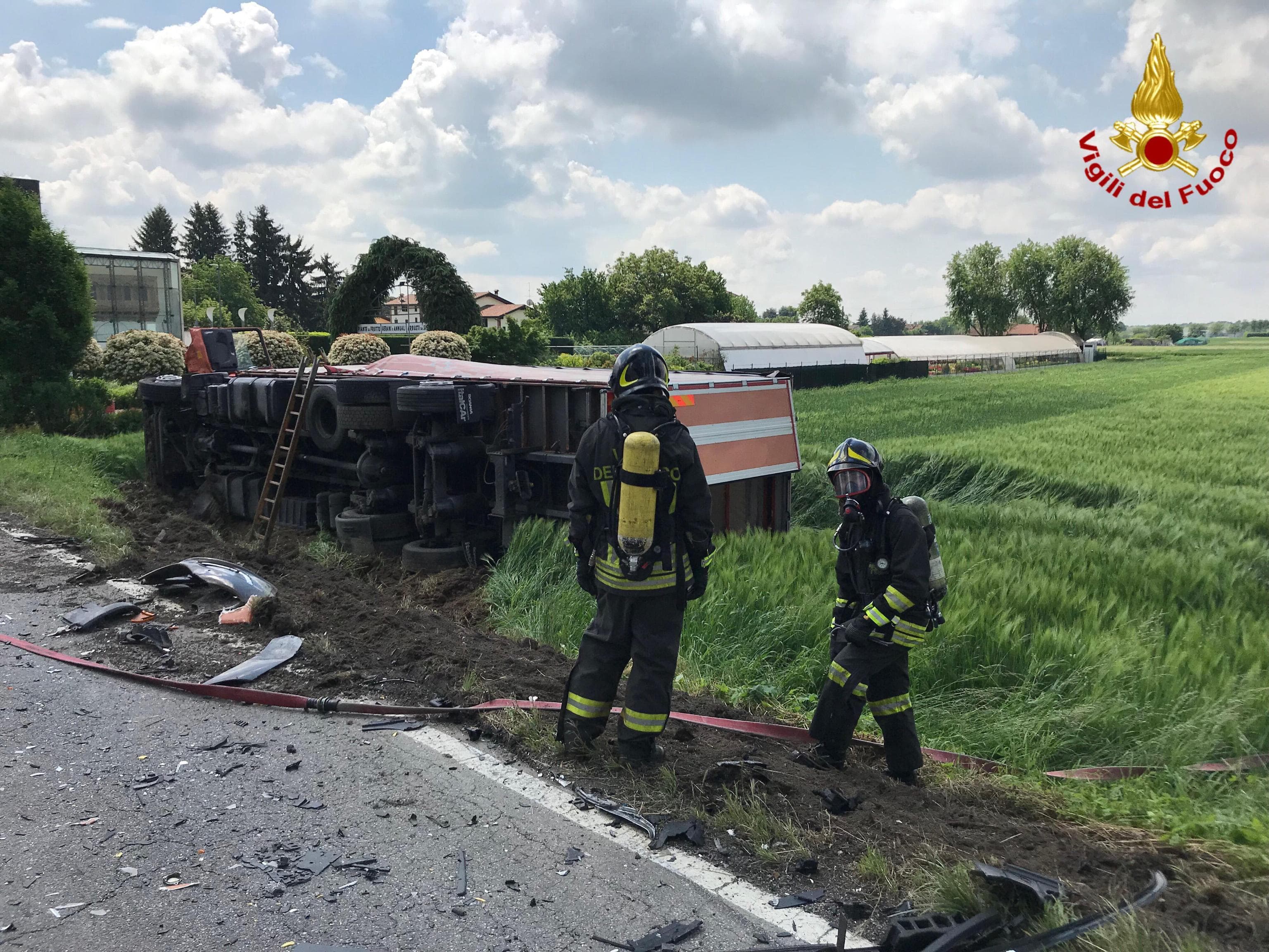 Tradate (Varese), camion con sostanze tossiche si ribalta: strada chiusa, zona evacuata FOTO
