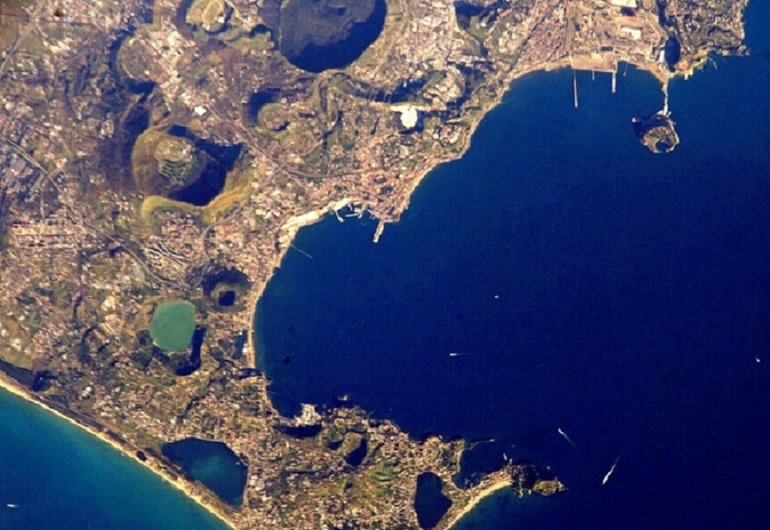 Campi Flegrei, è il gas la vera causa del bradisismo (sollevamento e abbassamento del suolo) (foto d'archivio Ansa)