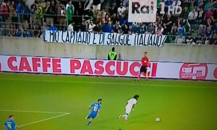 Balotelli e lo striscione razzista dei tifosi: "Il mio capitano è di sangue italiano"
