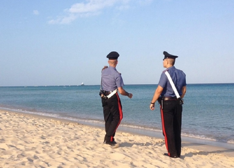 Montesilvano (Pescara): tenta il suicidio il mare. I carabinieri col pattino lo salvano