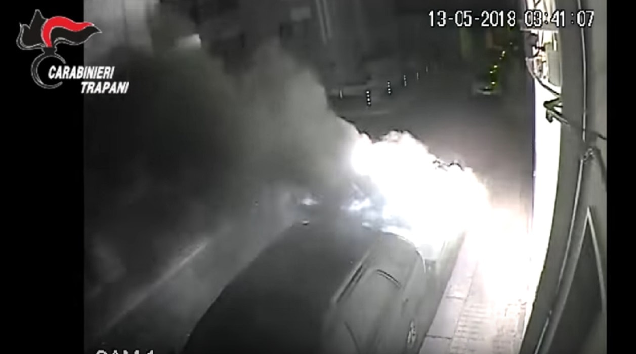 Trapani bruciava auto a caso