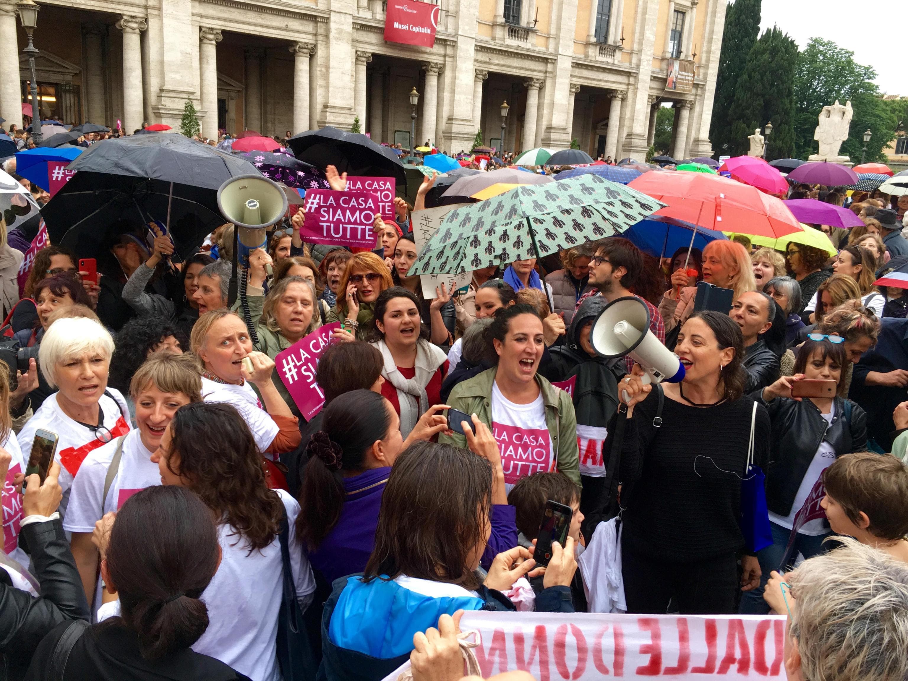 Casa delle Donne, Virginia Raggi: "Non chiude e non sarà sgomberata"