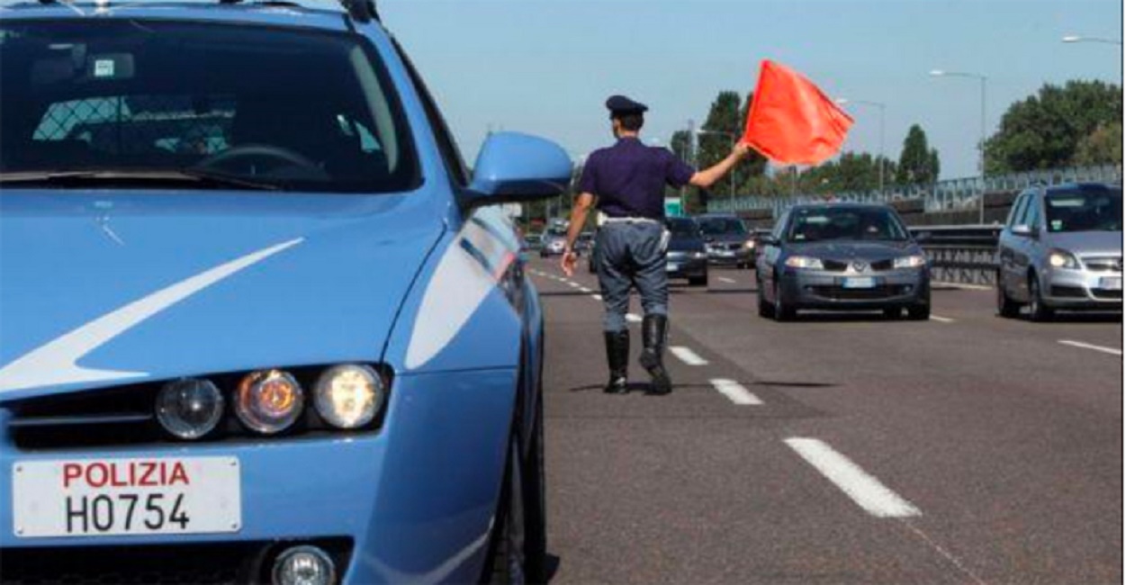 Incidente A13 Bologna-Padova: uomo si lancia dal cavalcavia, investito da un tir