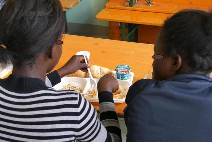 Appiano (Bolzano): bomba carta sul centro migranti. Svastiche e frasi d'odio contro i richiedenti asilo
