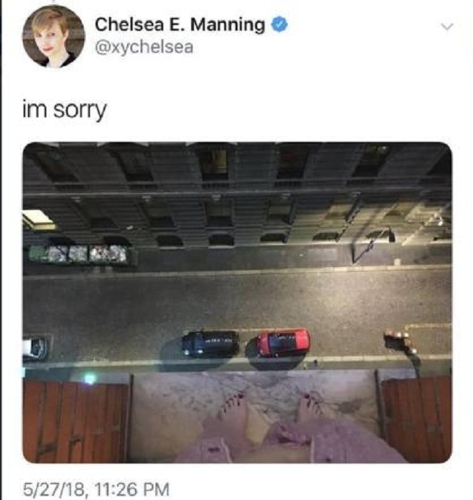 Chelsea Manning e la foto in cui medita il suicidio