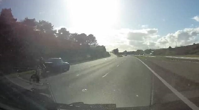 Ciclista idiota insultato su Facebook perché prende la super strada e rischia al primo sorpasso