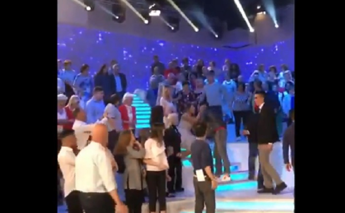 Fabrizio Corona a Verissimo, osannato in studio. Donna si inginocchia, polemica social