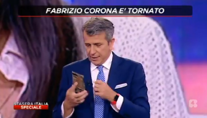 Fabrizio Corona ad Alda D'Eusanio: "Mi hai leccato il c... per 5 anni"