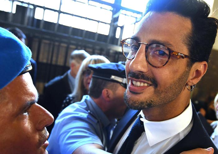 Fabrizio Corona "può tornare a lavorare e a usare i social", la decisione del Tribunale di Sorveglianza