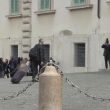 Carlo Cottarelli al Quirinale in trolley e zainetto