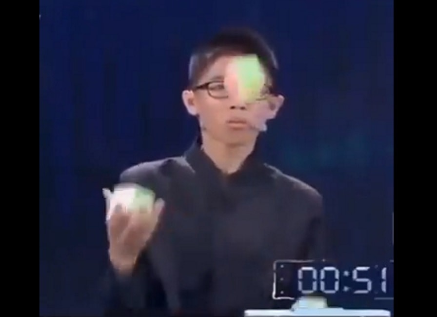 Cubi di Rubik, il ragazzino da record ne risolve 3 in poco tempo