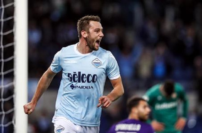 Lazio-Inter, De Vrij ai compagni scrive WhatsApp: "Voglio giocare perché..." (foto Ansa)