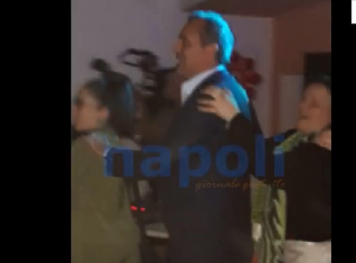 De Magistris e la festa (con trenino) nel centro sociale occupato