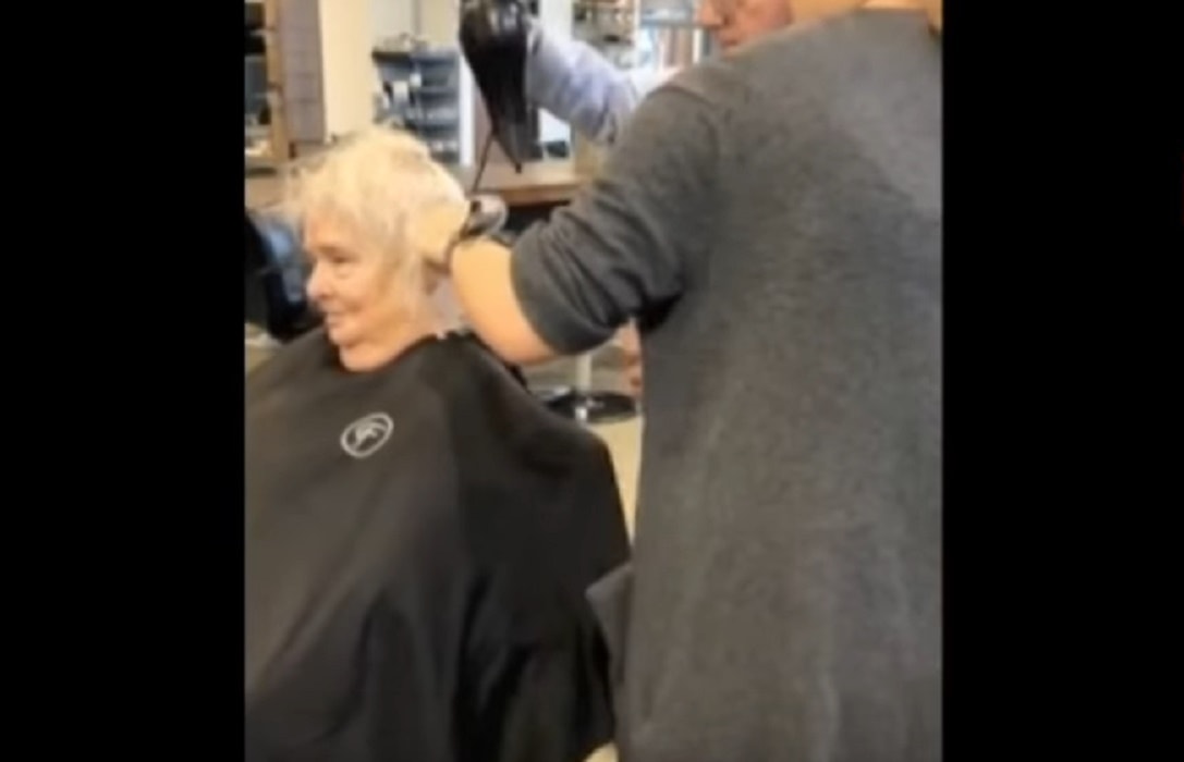 Taglia capelli la moglie