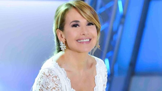 Barbara D'Urso, referendum per farle una statua a Battipaglia