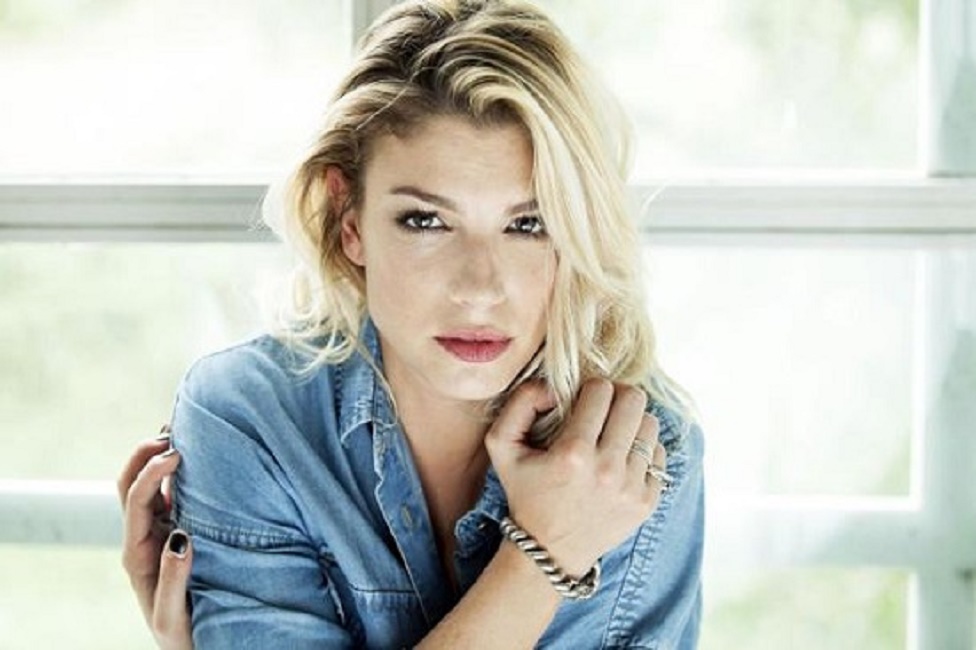 Emma Marrone: "Quando provano a baciarmi mi scanso, ho paura di ammalarmi"